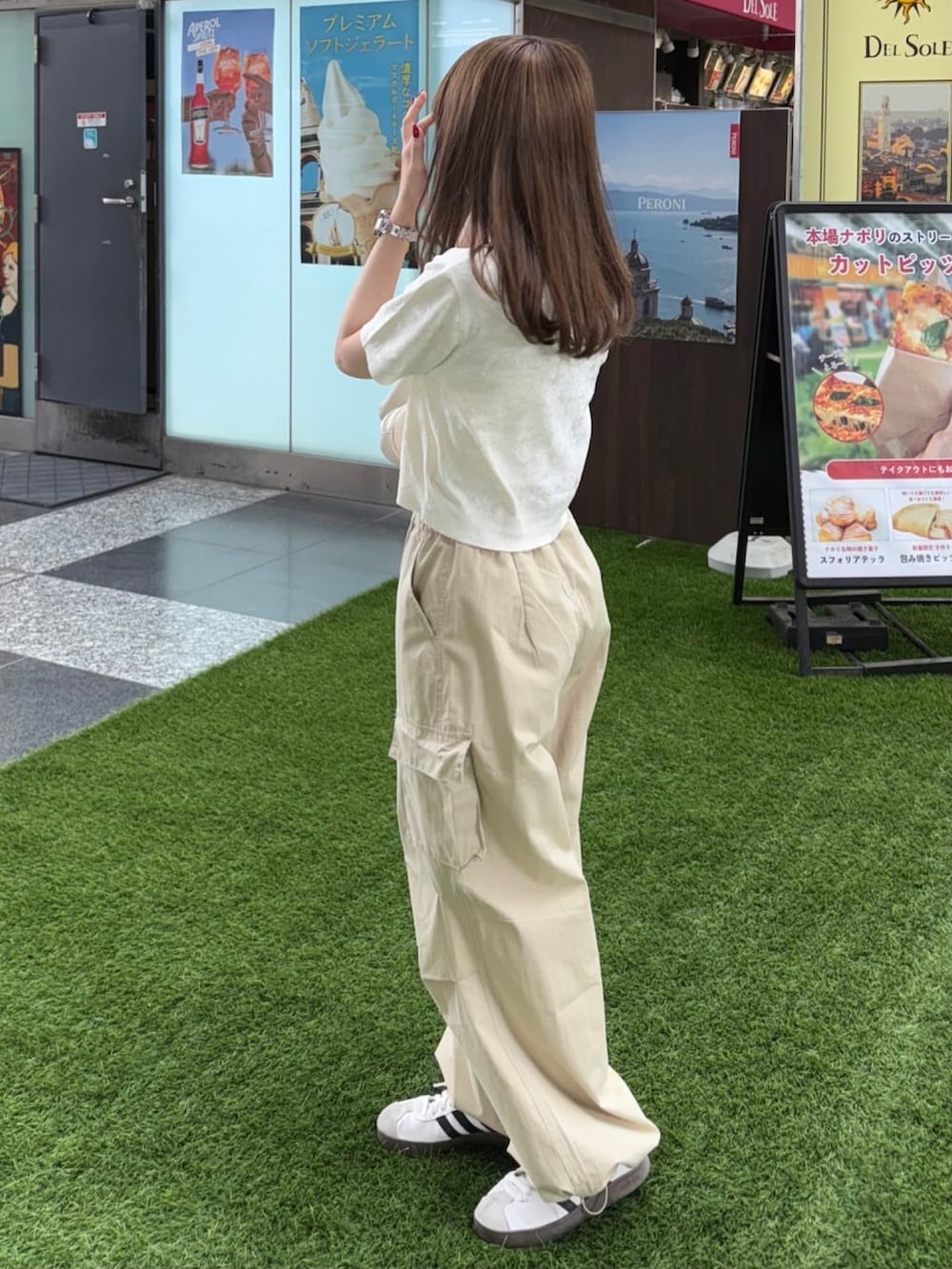 「アルシーヴ(archives)、アルシーヴ、archives、チノパン、チノパンツ、カーゴパンツ、カーゴパンツコーデ、半袖カーディガン、カーディガン、夏コーデ、2025ss」｜「archivesのチノカーゴパンツ（カーゴパンツ、ベージュ系）」を使った、archivesさん（骨格ウェーブ・レディース・157cm）の春コーディネートの2枚目の写真