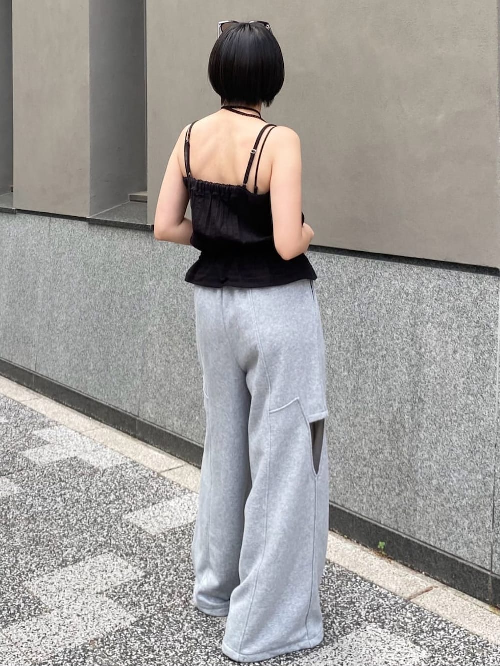 「アルシーヴ(archives)、アルシーヴ、archives、スウェット、スウェットパンツ、スウェットコーデ、モノトーン、キャミブラウス、夏コーデ、チョーカー、黒髪、肌見せ」｜「archivesのコットンレースピンタックビスチェ（その他トップス、ブラック系）」を使った、archivesさん（骨格ストレート・レディース・155cm）の春コーディネートの3枚目の写真