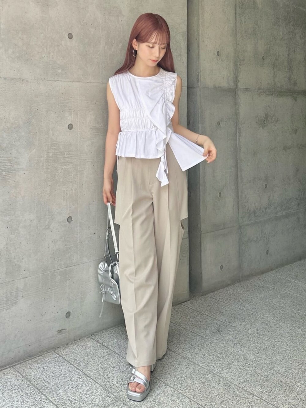 ホワイト系のTシャツ/カットソー、ホワイト系のスラックスを着用したレディースの夏コーディネートの2枚目の写真