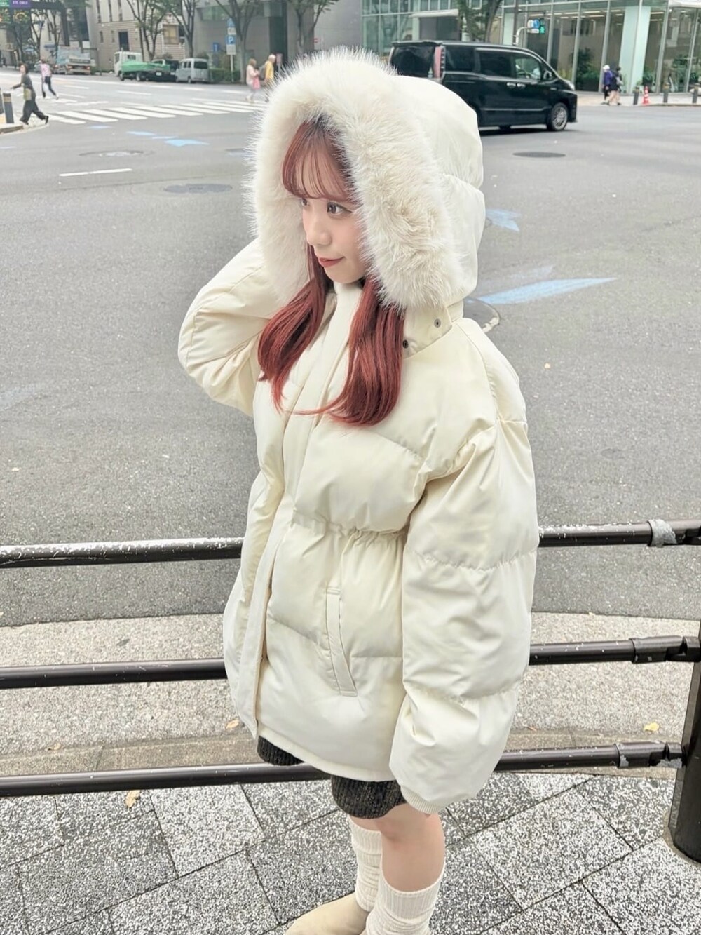 ホワイト系のブルゾンを着用したレディースの秋コーディネートの2枚目の写真