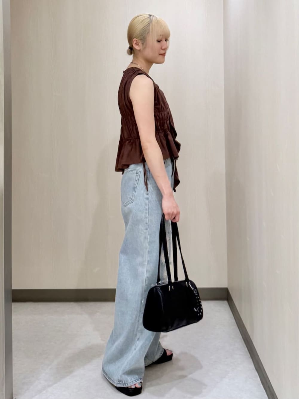 ブラウン系のTシャツ/カットソー、ブルー系のデニムパンツを着用したレディースの夏コーディネートの2枚目の写真