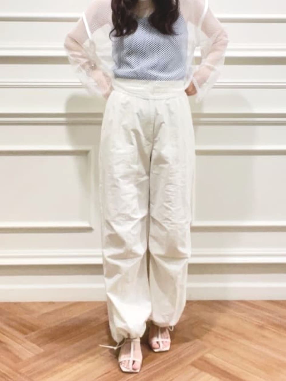ホワイト系のTシャツ/カットソー、ホワイト系のカーゴパンツ、ホワイト系のサンダルを着用したレディースの夏コーディネートの3枚目の写真