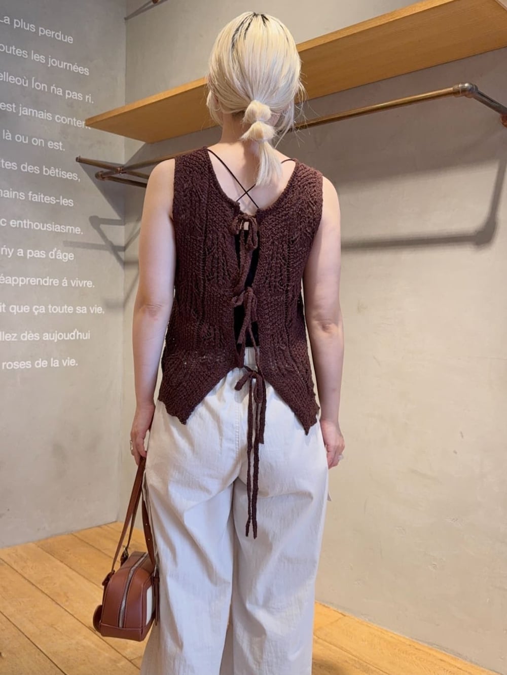 「カーゴパンツ、ニット、ベスト、スラブニット、アルシーヴ(archives)、アルシーヴ、archives、夏コーデ、大人カジュアル」｜「archivesの２ＷＡＹ透かしスラブニットベスト（ベスト、ブラウン系）」を使った、archivesさん（骨格ウェーブ・レディース・159cm）の夏コーディネートの2枚目の写真