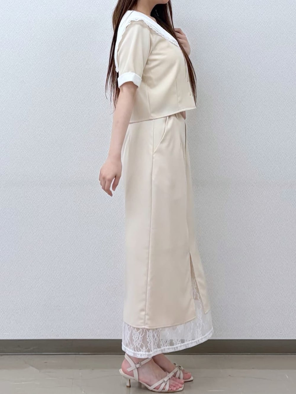 ホワイト系のシャツ/ブラウス、ホワイト系のスカート、ホワイト系のサンダルを着用したレディースの春コーディネートの3枚目の写真