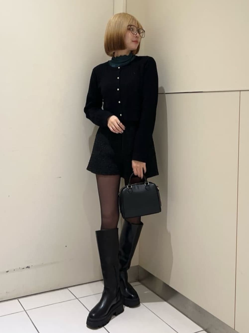 「冬コーデ、クリスマスに着たい服、マイベストコーデ2024、モノトーン、ケーブルニット、カーディガン、ニット、ツイードパンツ、ボストンバッグ、ストール、ロングブーツ、テーマパークコーデ、アルシーヴ(archives)」｜「archivesのモチモチケーブルニットカーディガン（ニット/セーター、ブラック系）」を使った、archivesさん（レディース・159cm）の冬コーディネートの2枚目の写真