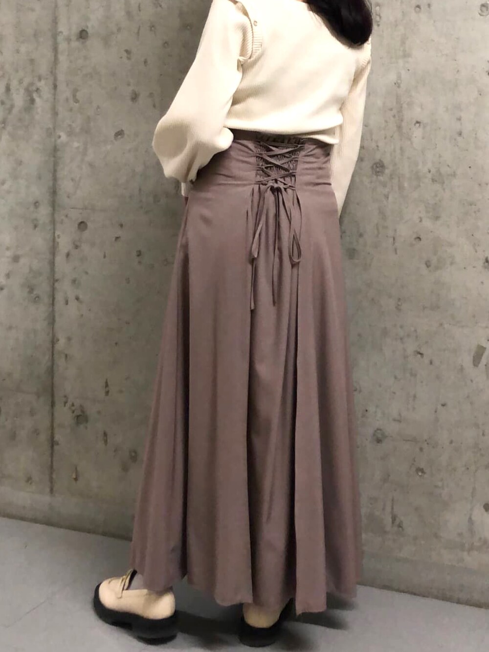 ホワイト系のTシャツ/カットソー、ブラウン系のスカート、ホワイト系のローファーを着用したレディースの春コーディネートの2枚目の写真