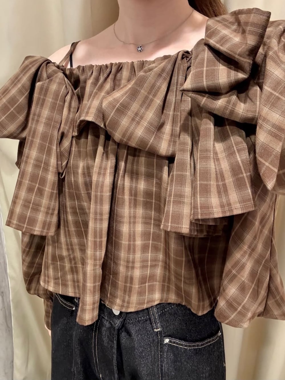 ブラウン系のシャツ/ブラウス、ブラック系のデニムパンツ、ブラック系のパンプスを着用したレディースの秋コーディネートの4枚目の写真