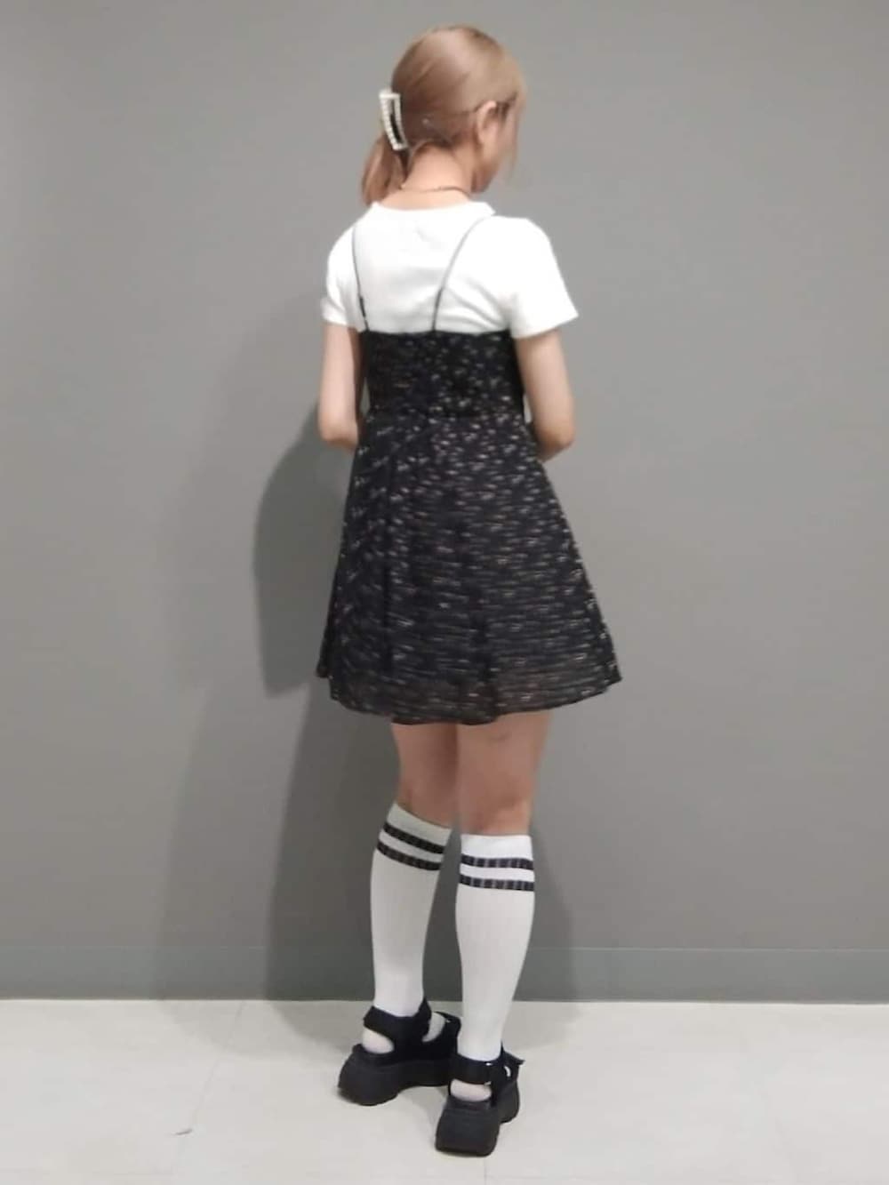 ブラック系のワンピースを着用したレディースの夏コーディネートの3枚目の写真