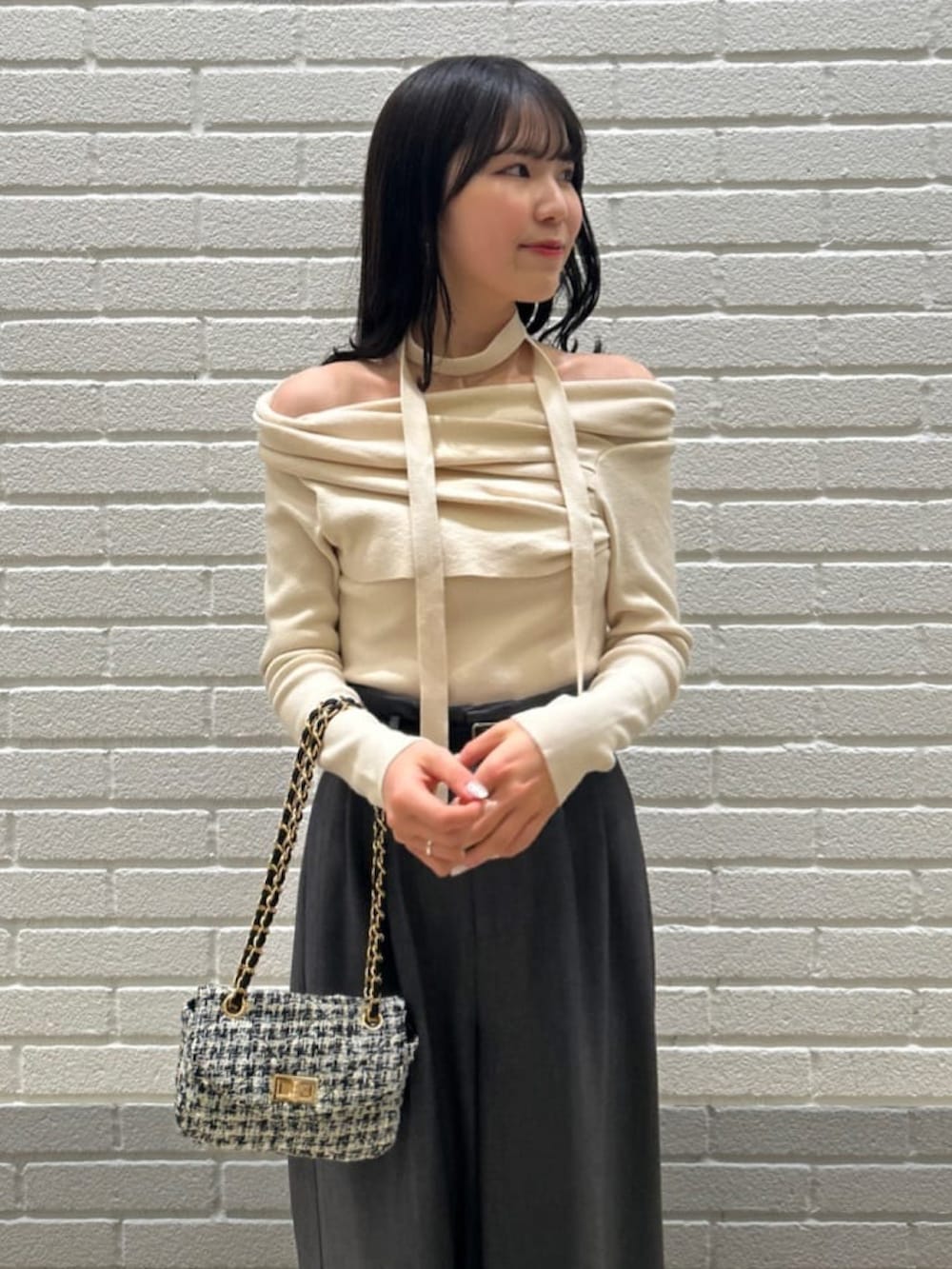 「きれいめコーデ、大人可愛い、カジュアルスタイル、パンツスタイル、韓国ファッション、チョーカートップス、チョーカー、スラックス、お出かけコーデ、ニットコーデ、春コーデ、アルシーヴ(archives)」｜「archivesのチョーカータックドレープオフショルニット（ニット/セーター、ホワイト系）」を使った、archivesさん（レディース・160cm）の冬コーディネートの3枚目の写真