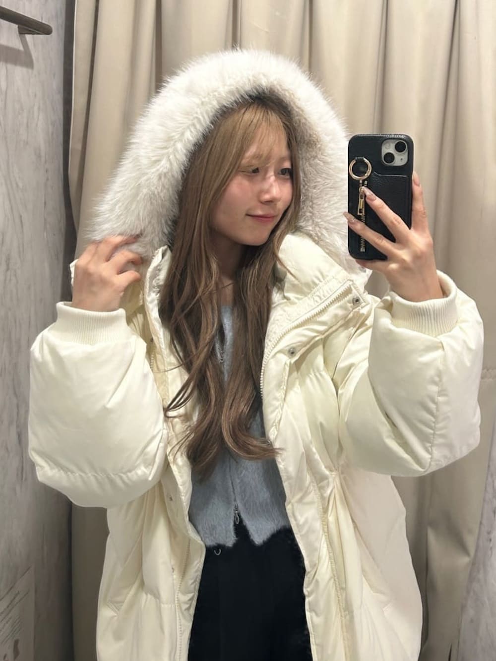 「クリスマスに着たい服、おでかけコーデ、オトナカワイイ、ダウンジャケット、ホワイトコーデ、カジュアルコーデ、フェザーニット、スラックス、ムートンブーツ、お出かけコーデ、アルシーヴ(archives)、韓国ファッション、中綿ジャケット」｜「archivesのフェザーＷジップリブニット（ニット/セーター、ブルー系）」を使った、archivesさん（レディース・148cm）の冬コーディネートの2枚目の写真