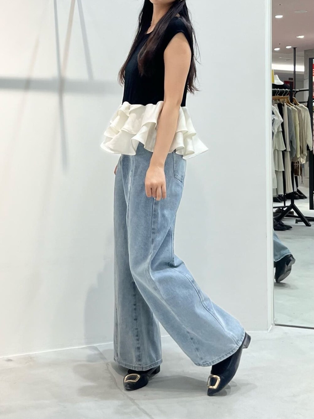 ブルー系のデニムパンツ、ブラック系のTシャツ/カットソーを着用したレディースの夏コーディネートの2枚目の写真