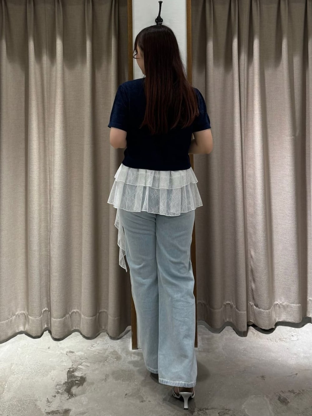 ブルー系のカーディガン/ボレロを着用したレディースの夏コーディネートの3枚目の写真