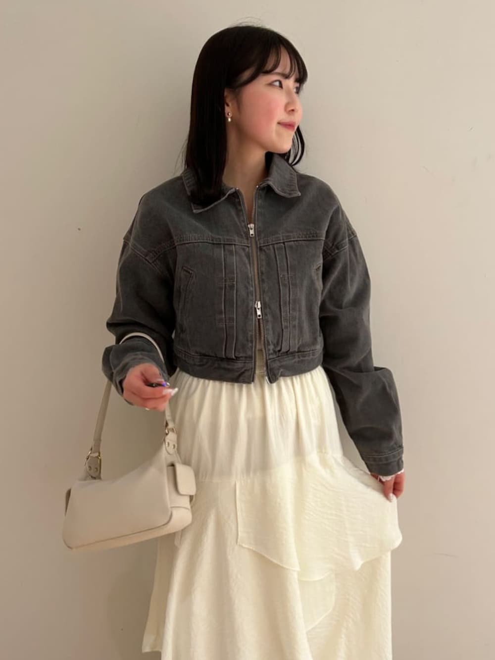 「おでかけコーデ、春先取り、大人かわいい、デニムジャケット、ブルゾン、ティアードスカート、春コーデ、Gジャン、モノトーンコーデ、スカートコーデ、アルシーヴ(archives)、archivesスカート」｜「archivesのデニムショートブルゾン（ブルゾン、グレー系）」を使った、archivesさん（レディース・161cm）の冬コーディネートの2枚目の写真