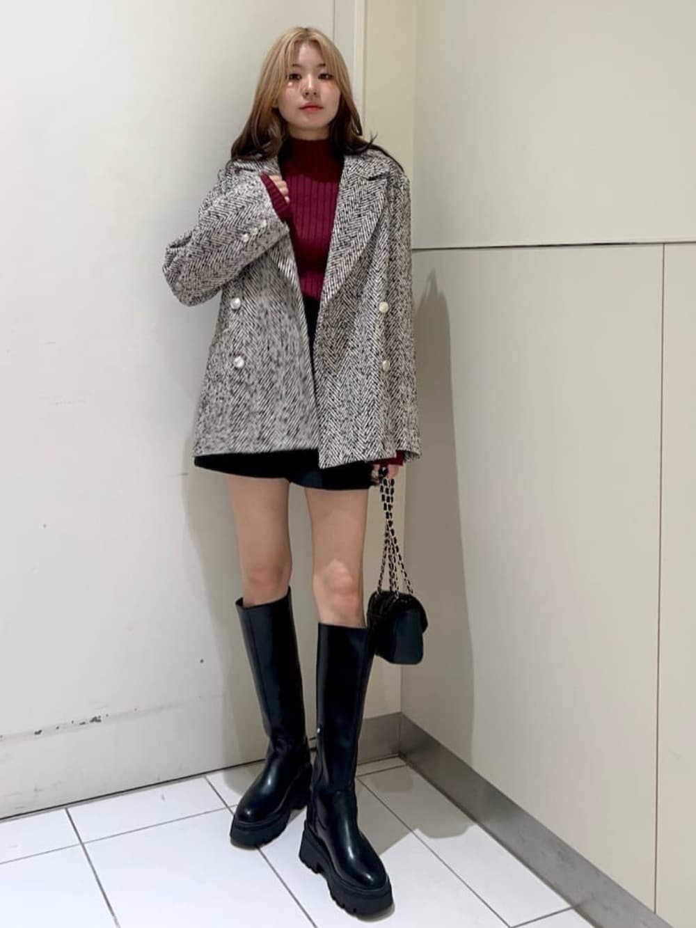 「冬コーデ、クリスマスに着たい服、マイベストコーデ2024、お出かけコーデ、赤、ショートパンツ、ジャケット、ジャケットスタイル、ミニバッグ、キルティングバッグ、デートコーデ、韓国ファッション、アルシーヴ(archives)、テーマパークコーデ」｜「archivesのヘリンボーンダブルジャケットコート（チェスターコート、ベージュ系）」を使った、archivesさん（レディース・159cm）の冬コーディネートの2枚目の写真