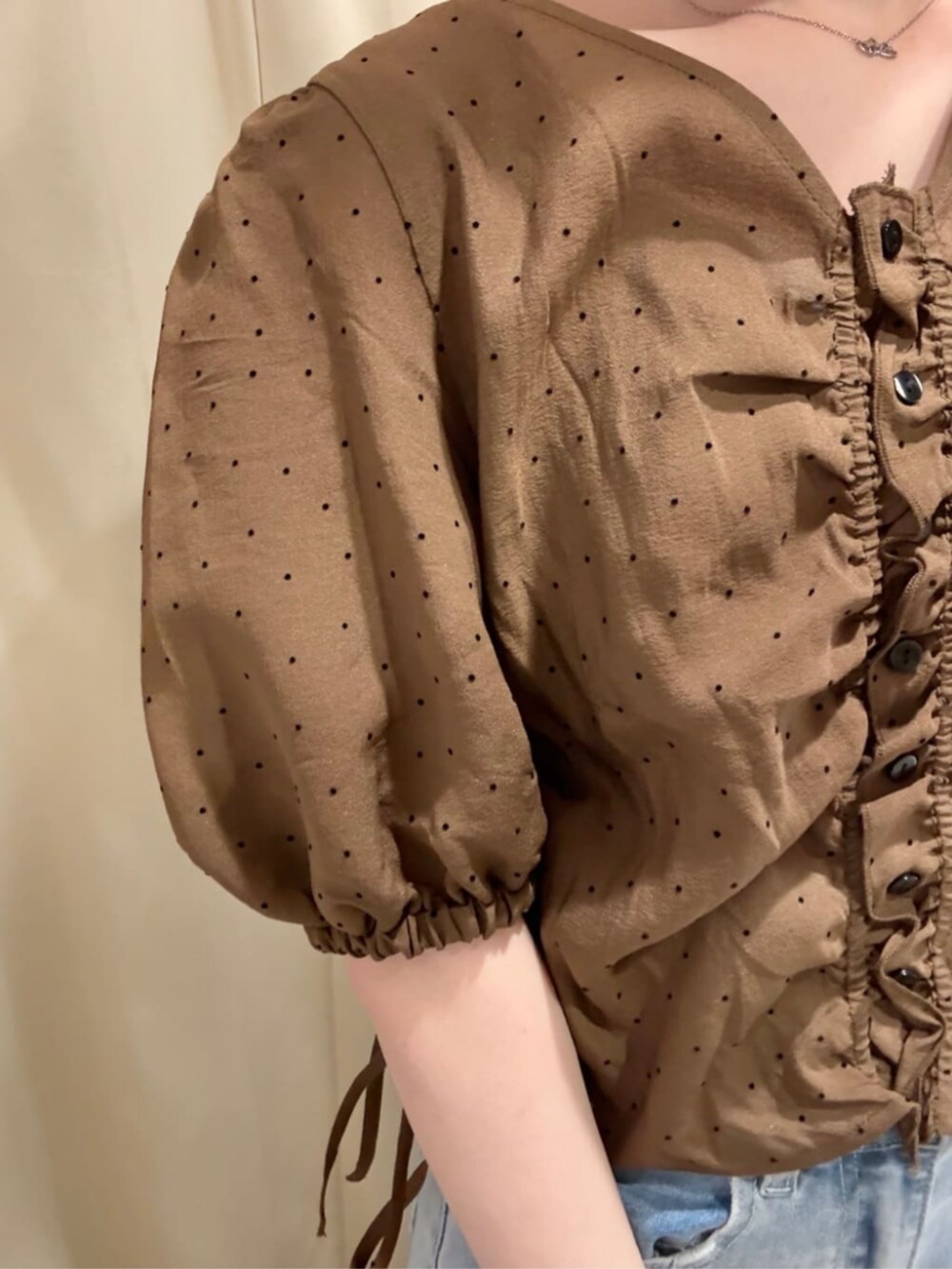 ブルー系のデニムパンツ、イエロー系のサンダル、ブラウン系のシャツ/ブラウスを着用したレディースの夏コーディネートの5枚目の写真