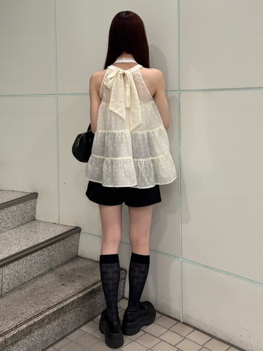 ホワイト系のシャツ/ブラウス、ブラック系のその他パンツ、ホワイト系のキャミソールを着用したレディースの夏コーディネートの3枚目の写真