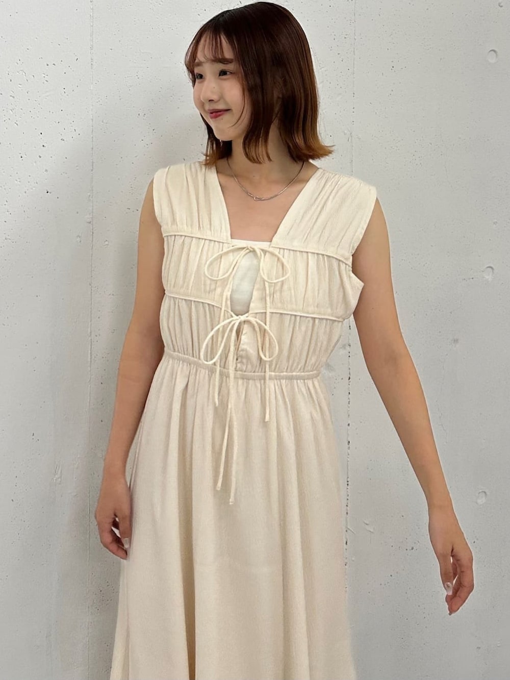 「夏コーデ、サンダル、ラクチンコーデ、キレイめカジュアル、休日スタイル、ワンピ―ス、ワンピーススタイル、２ＷＡＹ、夏、ootd、ノースリーブ、夏服、アルシーヴ(archives)、アルシーヴ、archives」｜「archivesの厚底ラインスポサン（サンダル、シルバー系）」を使った、archivesさん（骨格ウェーブ・レディース・158cm）の夏コーディネートの4枚目の写真