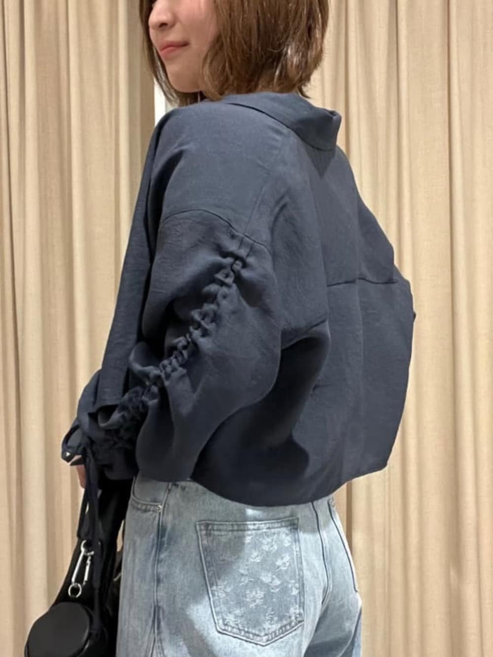 「アルシーヴ(archives)、アルシーヴ、archives、ショートシャツ、シャツスタイル、シャツ、シャツ羽織り、デニム、シャツ×デニム、初夏コーデ、カジュアル、カジュアルスタイル、デニムパンツ」｜「archivesのドロストスリーヴショートシャツ（シャツ/ブラウス、グレー系）」を使った、archivesさん（骨格ストレート・レディース・161cm）の春コーディネートの3枚目の写真