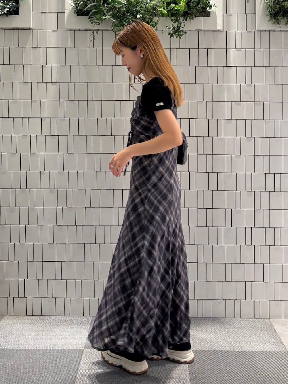 ブラック系のワンピース、ブラック系のボストンバッグ、ブラック系のTシャツ/カットソーを着用したレディースの夏コーディネートの2枚目の写真