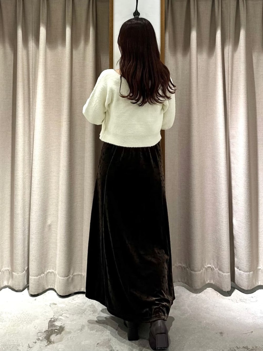 ブラウン系のワンピース、ホワイト系のカーディガン/ボレロを着用したレディースの秋コーディネートの3枚目の写真