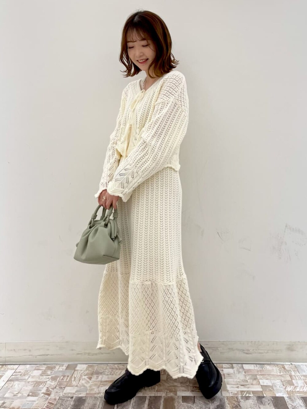 「アルシーヴ(archives)、アルシーヴ、archives、春服みてみて、春コーデ、透かし編みニット、透かし編みスカート、セットアップ、ローファー」｜「archivesの前後2WAY透かし編ニット（ニット/セーター、ホワイト系）」を使った、archivesさん（レディース・158cm）の春コーディネートの2枚目の写真