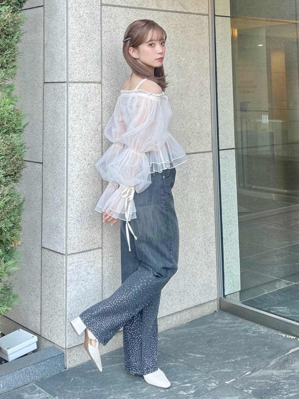 「春めき満開コーデ、春コーデ、カジュアルガーリー、オトナカワイイ、パンツスタイル、オフショル、シアートップス、ブラウス×デニム、アルシーヴ(archives)、アルシーヴ、archives」｜「archivesのシャーリングオフショルチュールTOPS（シャツ/ブラウス、ホワイト系）」を使った、archivesさん（骨格ナチュラル・レディース・157cm）の春コーディネートの2枚目の写真