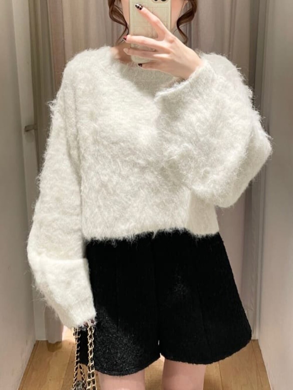ホワイト系のニット/セーター、グレー系のショルダーバッグ、ブラック系のその他パンツを着用したレディースの冬コーディネートの2枚目の写真