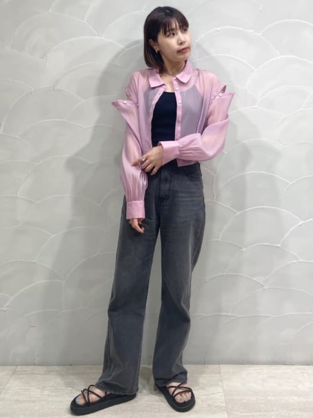 ピンク系のシャツ/ブラウス、ブラック系のキャミソール、ブラック系のデニムパンツを着用したレディースの夏コーディネートの2枚目の写真