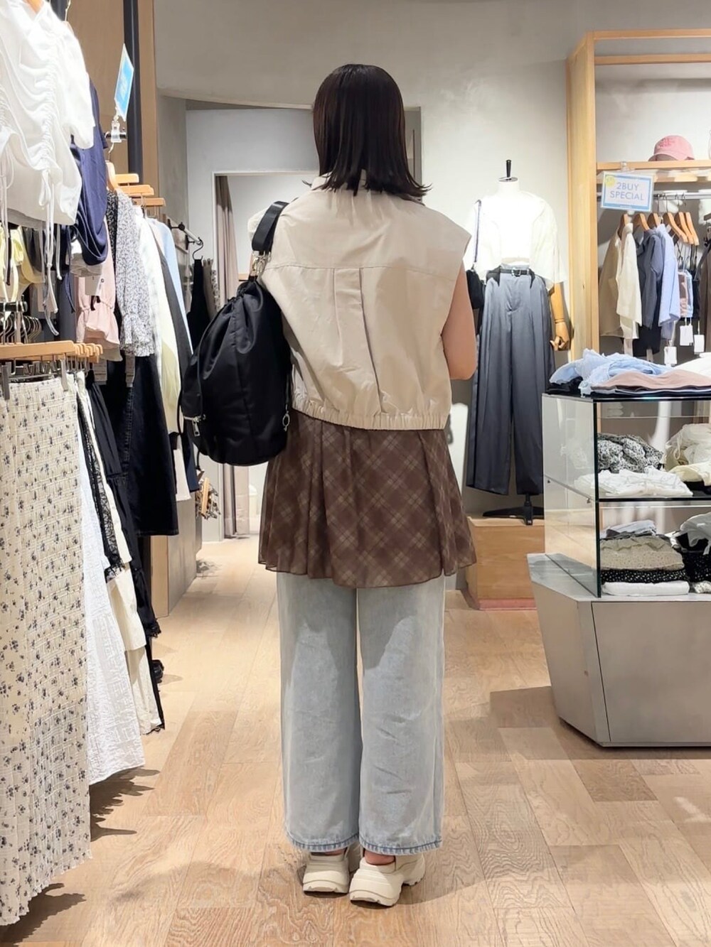 ブラウン系のワンピースを着用したレディースの夏コーディネートの3枚目の写真