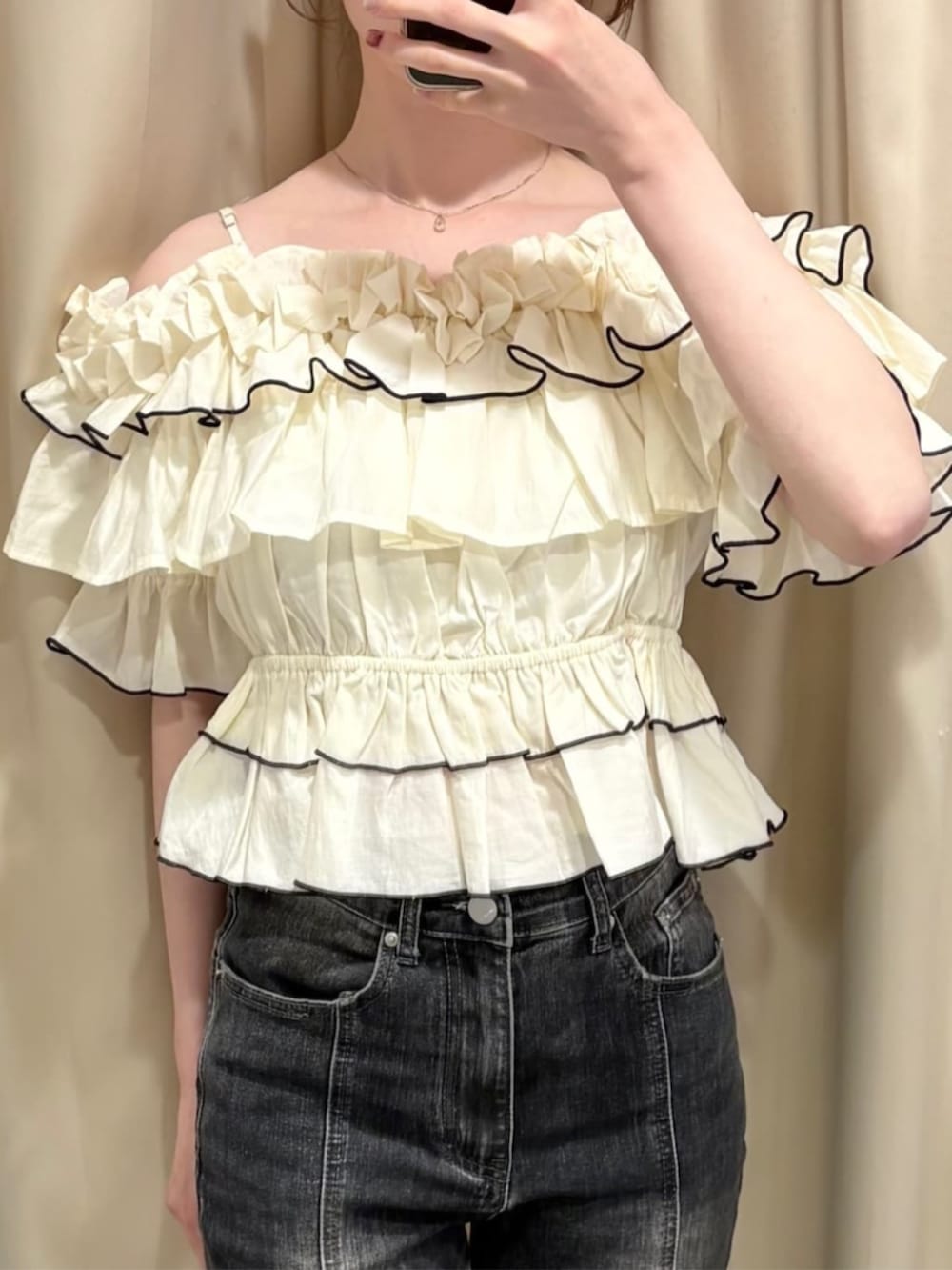 グレー系のデニムパンツ、ホワイト系のシャツ/ブラウスを着用したレディースの夏コーディネートの5枚目の写真