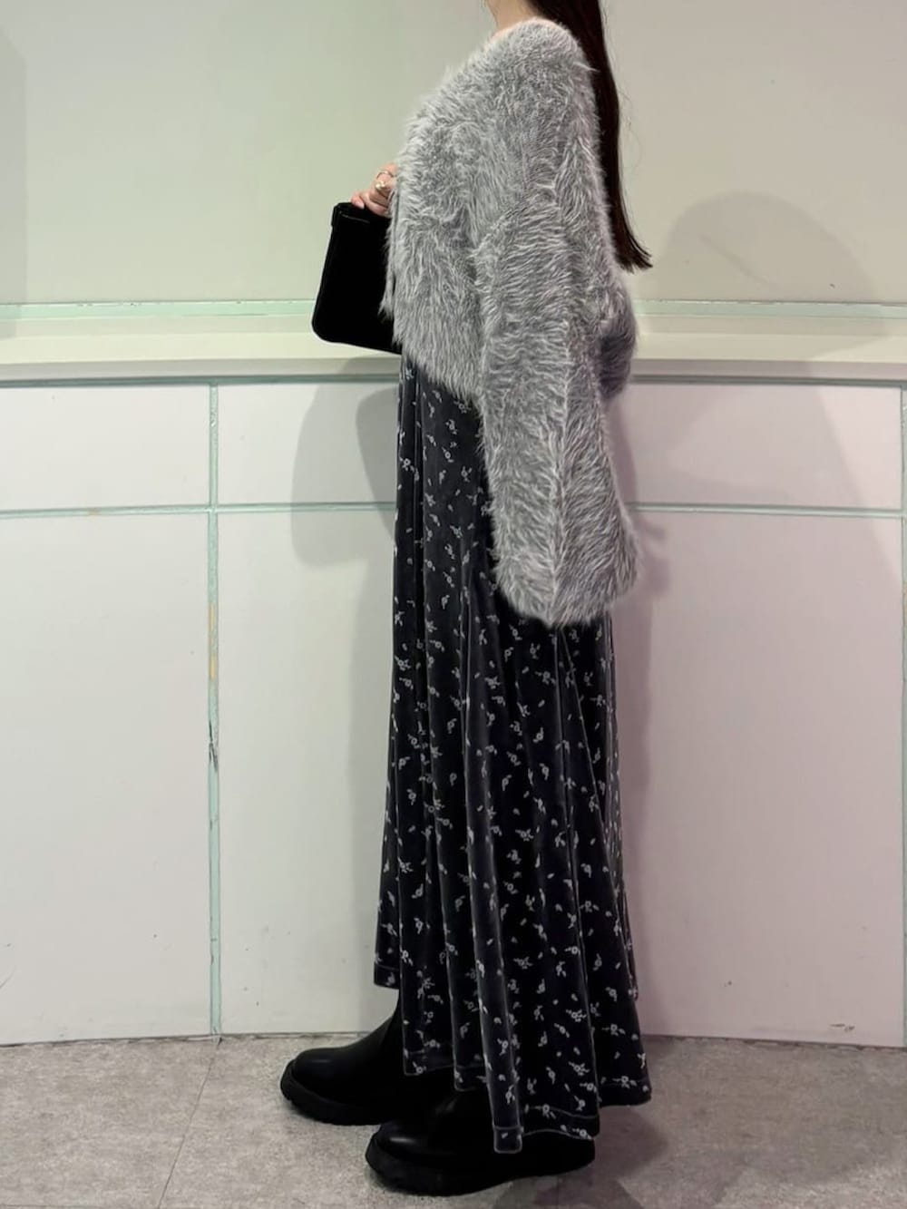 グレー系のワンピース、グレー系のカーディガン/ボレロを着用したレディースの秋コーディネートの2枚目の写真