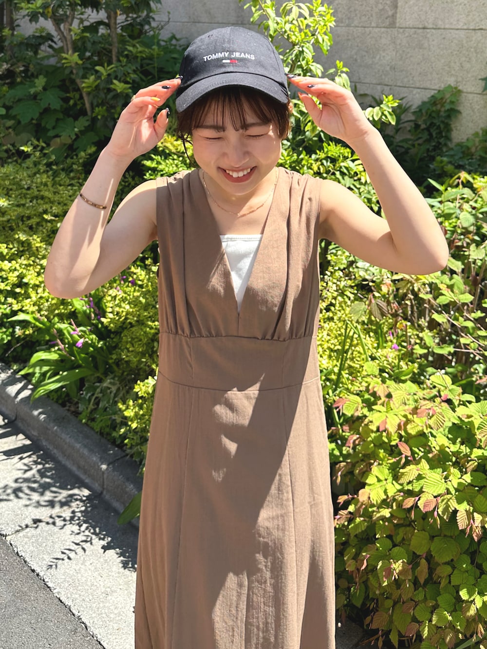 ブラウン系のワンピース、ベージュ系のサンダルを着用したレディースの春コーディネートの2枚目の写真