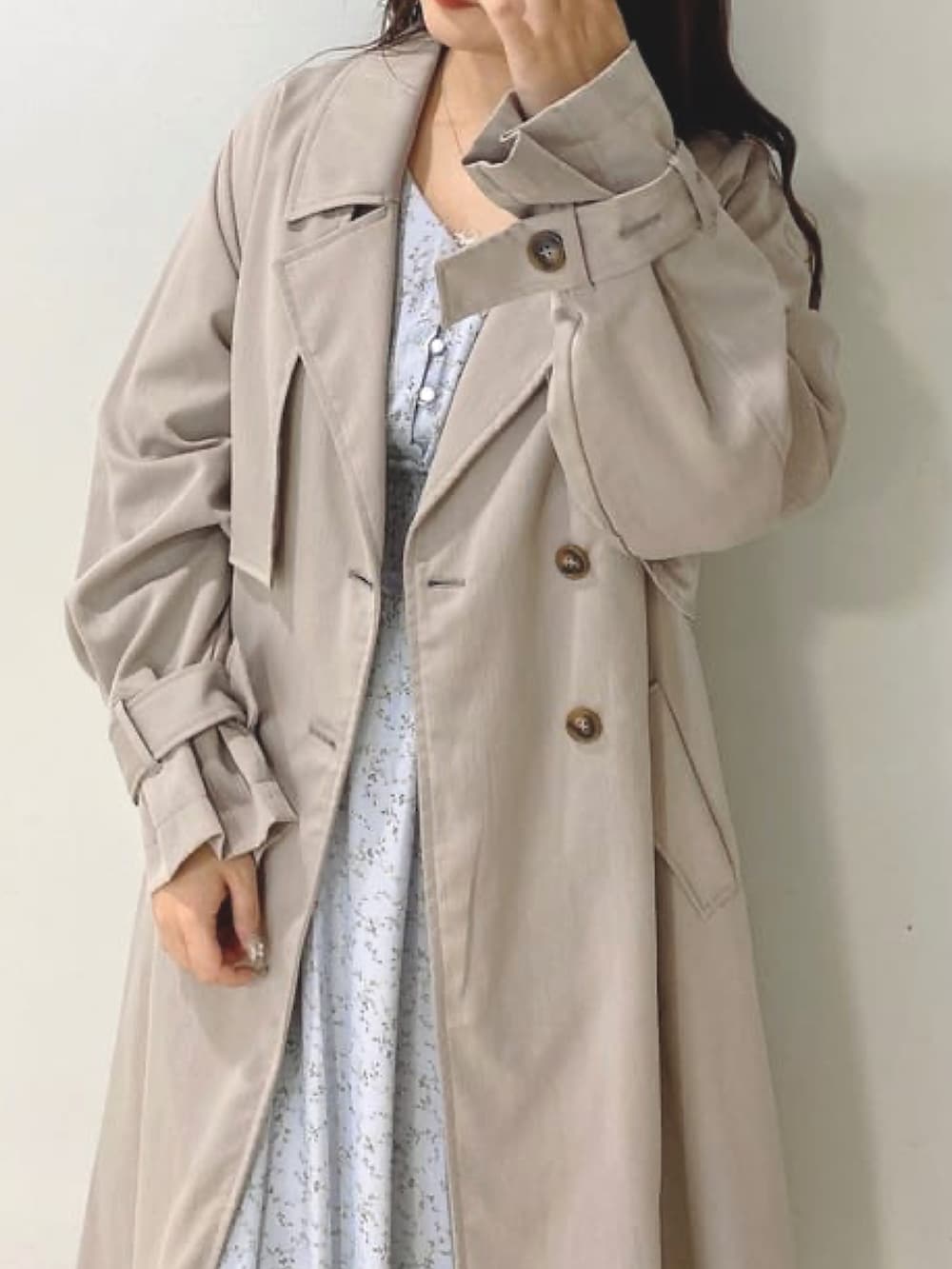 「大人カジュアル、シンプルコーデ、春先取り、キレイめコーデ、ワンピース、ロングコート、スプリングコート、トレンチコート、花柄、花柄ワンピース、フェミニン、ロングワンピース、アルシーヴ(archives)、archives」｜「archivesのダブルフラップトレンチコート（トレンチコート、ベージュ系）」を使った、archivesさん（レディース・156cm）の冬コーディネートの3枚目の写真