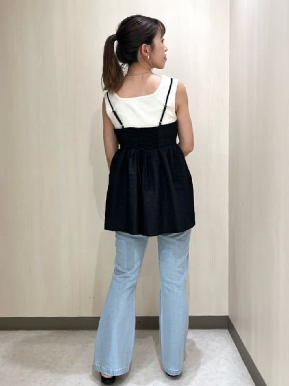 ブラック系のシャツ/ブラウス、ブルー系のデニムパンツ、グレー系のサンダルを着用したレディースの夏コーディネートの2枚目の写真