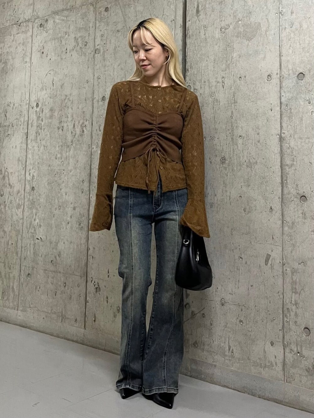 ブラウン系のTシャツ/カットソー、ブルー系のデニムパンツを着用したレディースの秋コーディネートの2枚目の写真