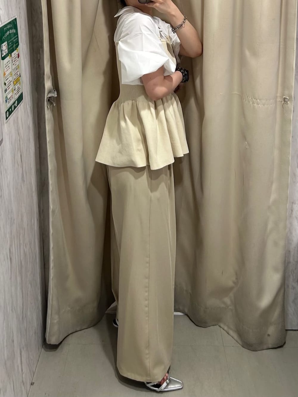 ベージュ系のスラックス、ホワイト系のニット/セーター、グレー系のサンダルを着用したレディースの夏コーディネートの2枚目の写真