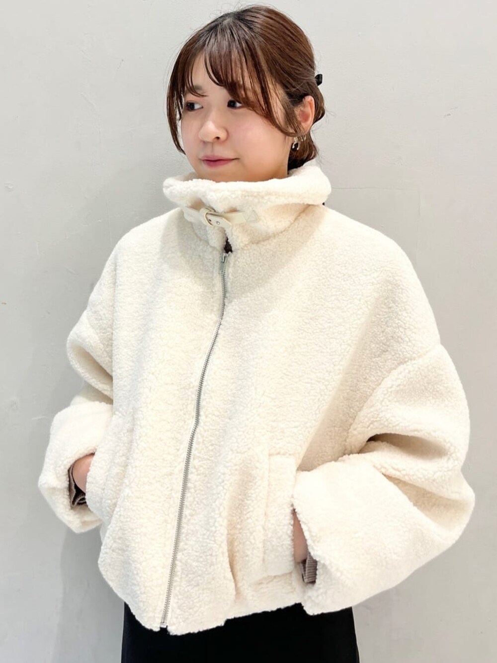 「クリスマスに着たい服、おでかけコーデ、フリース、オトナカワイイ、休日スタイル、ブルゾン、アウターコーデ、ティアードスカート、スカート、きれいめカジュアル、アルシーヴ(archives)、archivesスカート、モノトーンコーデ」｜「archivesのブークレーブルゾン（ブルゾン、ホワイト系）」を使った、archivesさん（レディース・162cm）の冬コーディネートの2枚目の写真