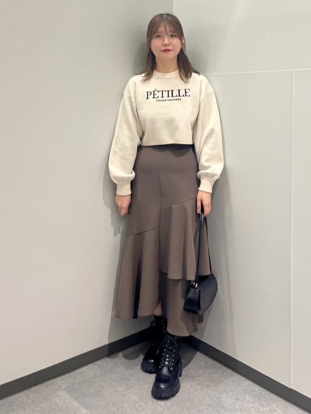 「冬コーデ、クリスマスに着たい服、マイベストコーデ2024、デートコーデ、休日スタイル、ニット、ロゴニット、ジャケット、ティアードスカート、ブーツ、お出かけコーデ、ミニバッグ、アルシーヴ(archives)、archivesスカート」｜「archivesのアシメラッフルティアードスカート（スカート、ブラウン系）」を使った、archivesさん（レディース・162cm）の冬コーディネートの3枚目の写真