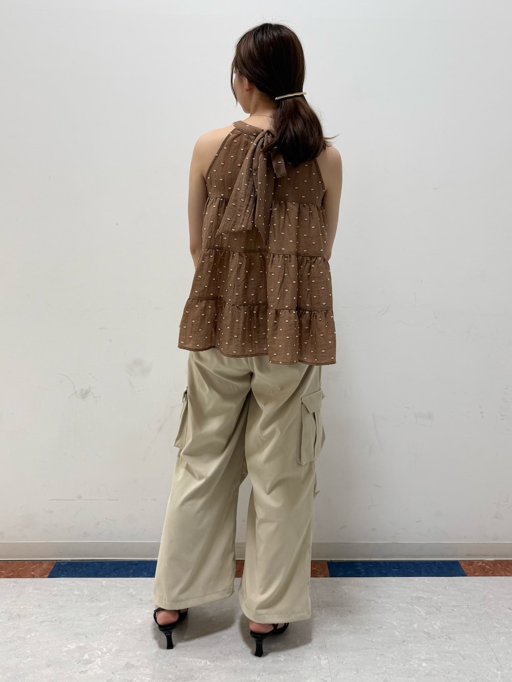 ブラウン系のシャツ/ブラウス、ホワイト系のボストンバッグ、グリーン系のデニムパンツを着用したレディースの夏コーディネートの3枚目の写真