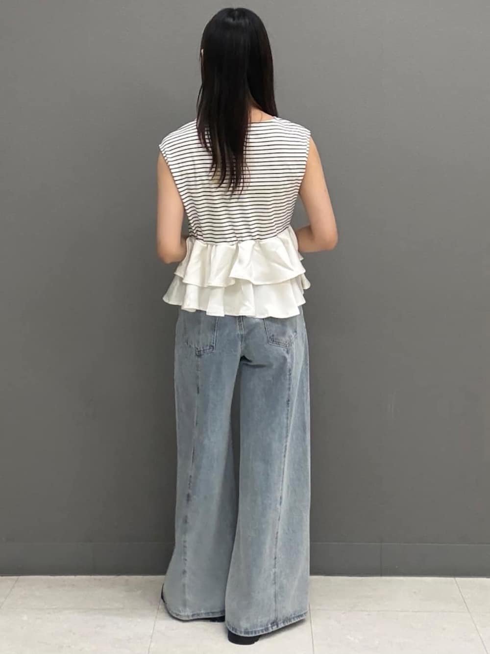 ホワイト系のTシャツ/カットソー、ブルー系のデニムパンツを着用したレディースの夏コーディネートの3枚目の写真