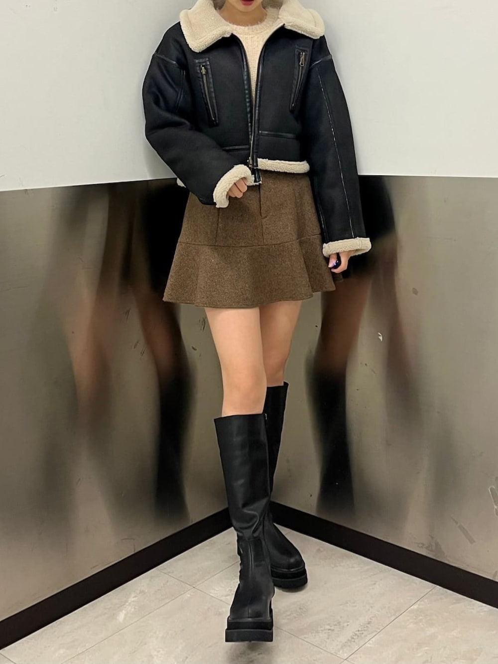 「クリスマスに着たい服、クリスマスコーデ、お出かけコーデ、デートコーデ、フェザーニット、ラメニット、ミニスカート、ストールぐるぐる、マフラーぐるぐる、チェックストール、ロングブーツ、ブラウン、アルシーヴ(archives)、archivesスカート」｜「archivesのヘリンボーンフレアミニスカート（スカート、ブラウン系）」を使った、archivesさん（レディース・165cm）の冬コーディネートの2枚目の写真