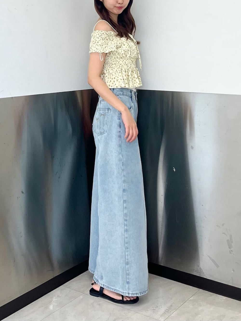 イエロー系のシャツ/ブラウス、ブルー系のデニムパンツを着用したレディースの夏コーディネートの3枚目の写真