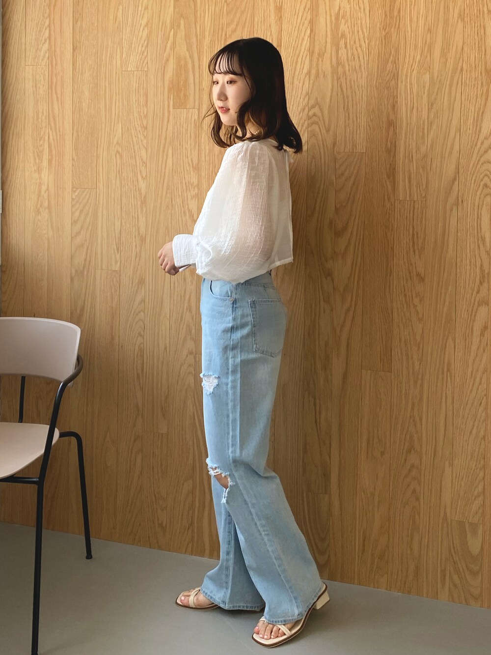 ホワイト系のシャツ/ブラウス、ブルー系のデニムパンツ、ホワイト系のサンダルを着用したレディースの春コーディネートの2枚目の写真