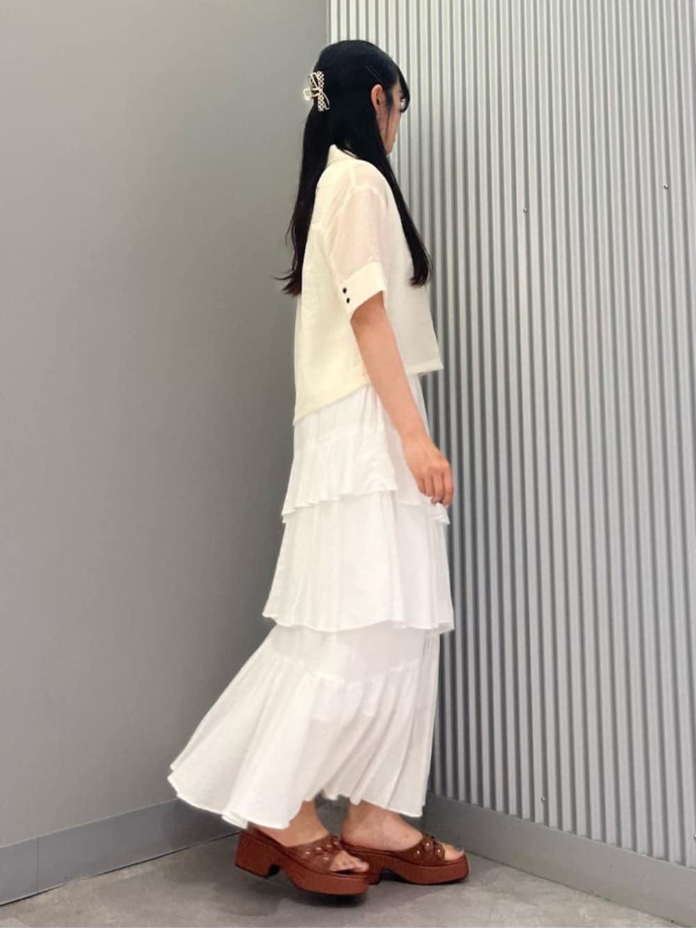 ホワイト系のスカート、ホワイト系のシャツ/ブラウス、イエロー系のサンダルを着用したレディースの夏コーディネートの3枚目の写真