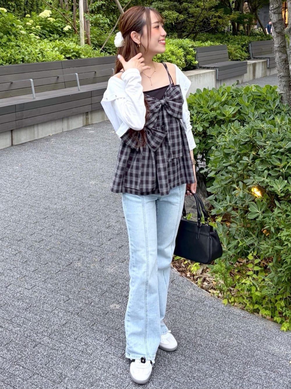 ブルー系のシャツ/ブラウス、ブルー系のデニムパンツ、ホワイト系のTシャツ/カットソーを着用したレディースの夏コーディネートの2枚目の写真