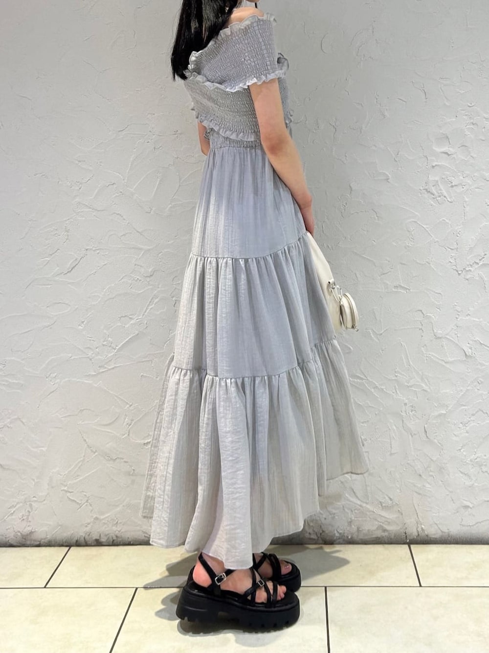 「夏ルックで気分アップ、ワンピース、アルシーヴ(archives)、アルシーヴ、archives、旅行コーデ、ootd、高身長、ブルベ冬、オフショル」｜「archivesのクロスシャーリングオフショルワンピース（ワンピース、グレー系）」を使った、archivesさん（骨格ナチュラル・レディース・161cm）の夏コーディネートの2枚目の写真