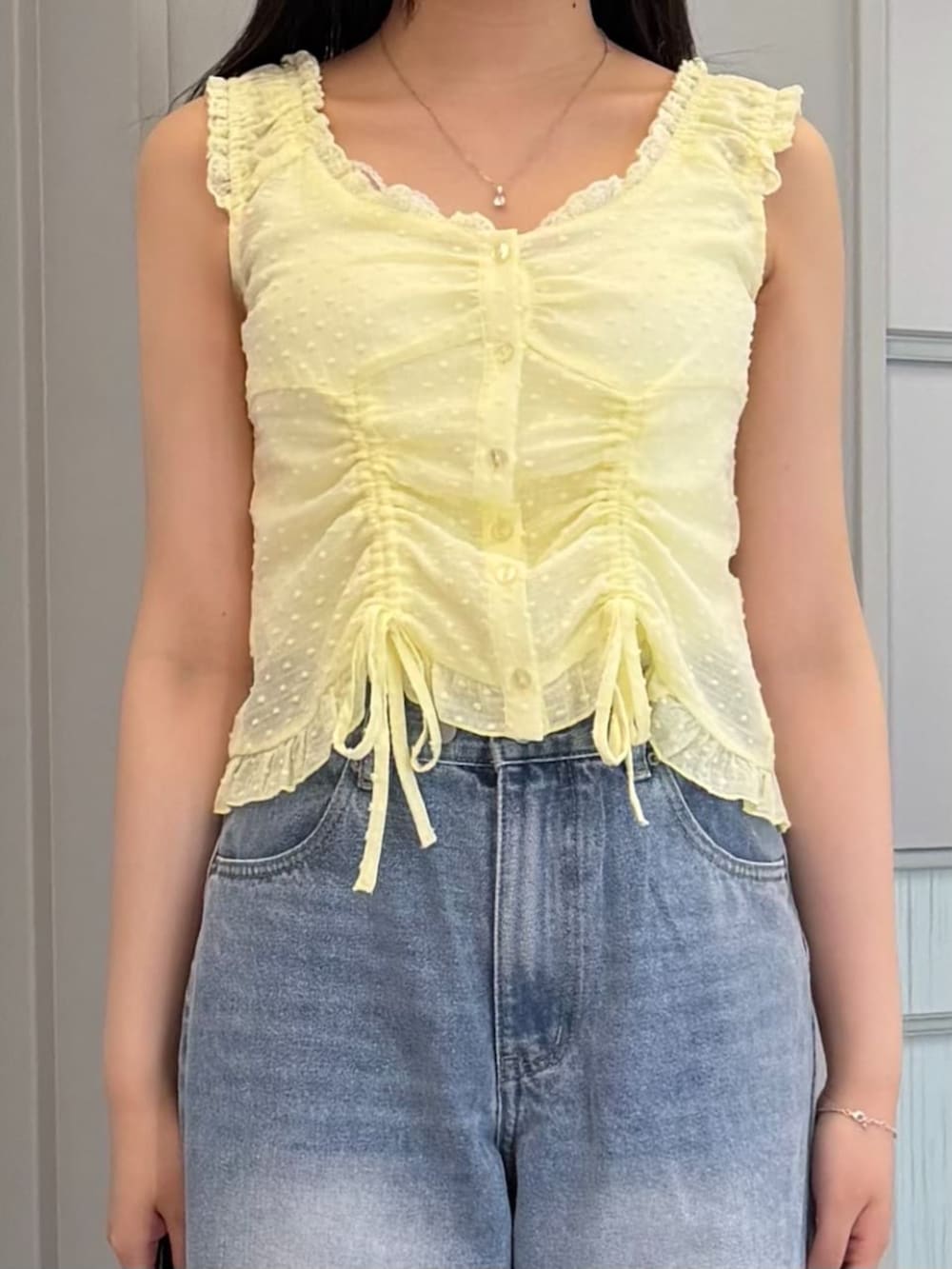 ホワイト系のボストンバッグ、ブルー系のデニムパンツ、グレー系のサンダルを着用したレディースの夏コーディネートの7枚目の写真