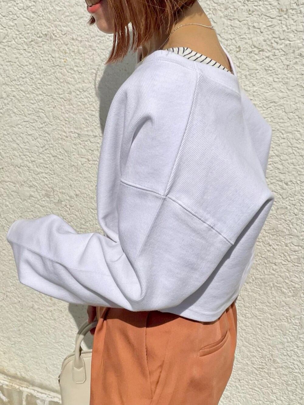 ホワイト系のカーディガン/ボレロ、オレンジ系のその他パンツを着用したレディースの春コーディネートの3枚目の写真