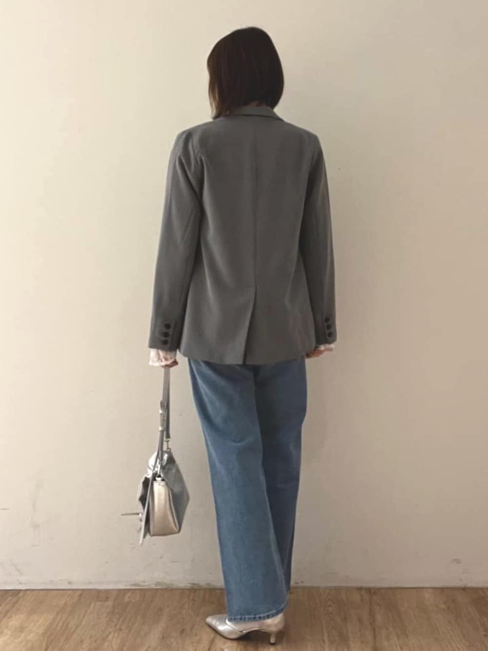 「アルシーヴ(archives)、テーラードジャケット、春コーデ、カジュアルコーデ、デニムパンツ、レーストップス、デザイントップス、オトナカジュアル」｜「archivesの【ＳＥＴＵＰ対応】ウエストベルトテーラードジャケット（テーラードジャケット、グレー系）」を使った、archivesさん（レディース・161cm）の春コーディネートの2枚目の写真