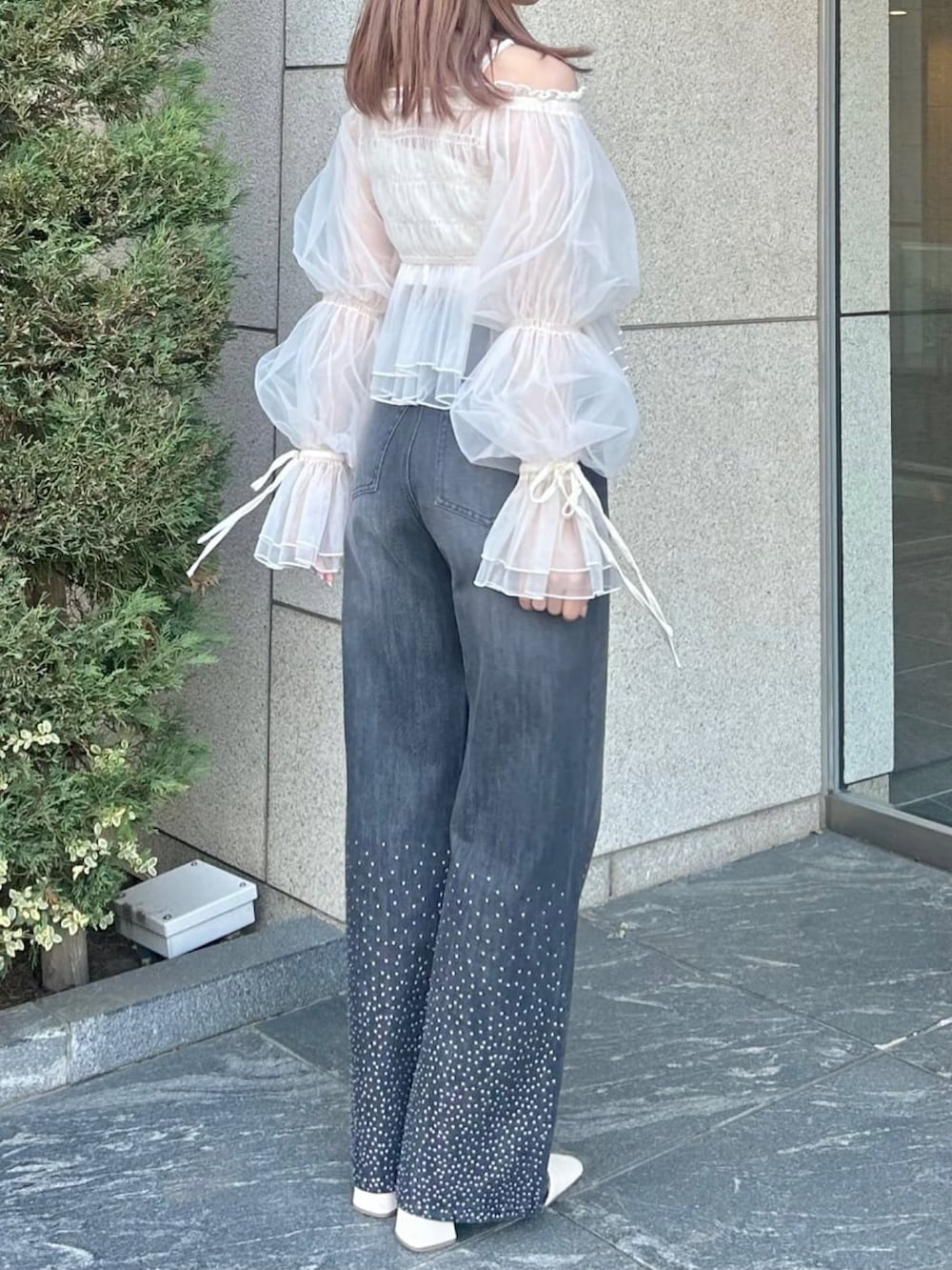 「春めき満開コーデ、春コーデ、カジュアルガーリー、オトナカワイイ、パンツスタイル、オフショル、シアートップス、ブラウス×デニム、アルシーヴ(archives)、アルシーヴ、archives」｜「archivesのシャーリングオフショルチュールTOPS（シャツ/ブラウス、ホワイト系）」を使った、archivesさん（骨格ナチュラル・レディース・157cm）の春コーディネートの3枚目の写真